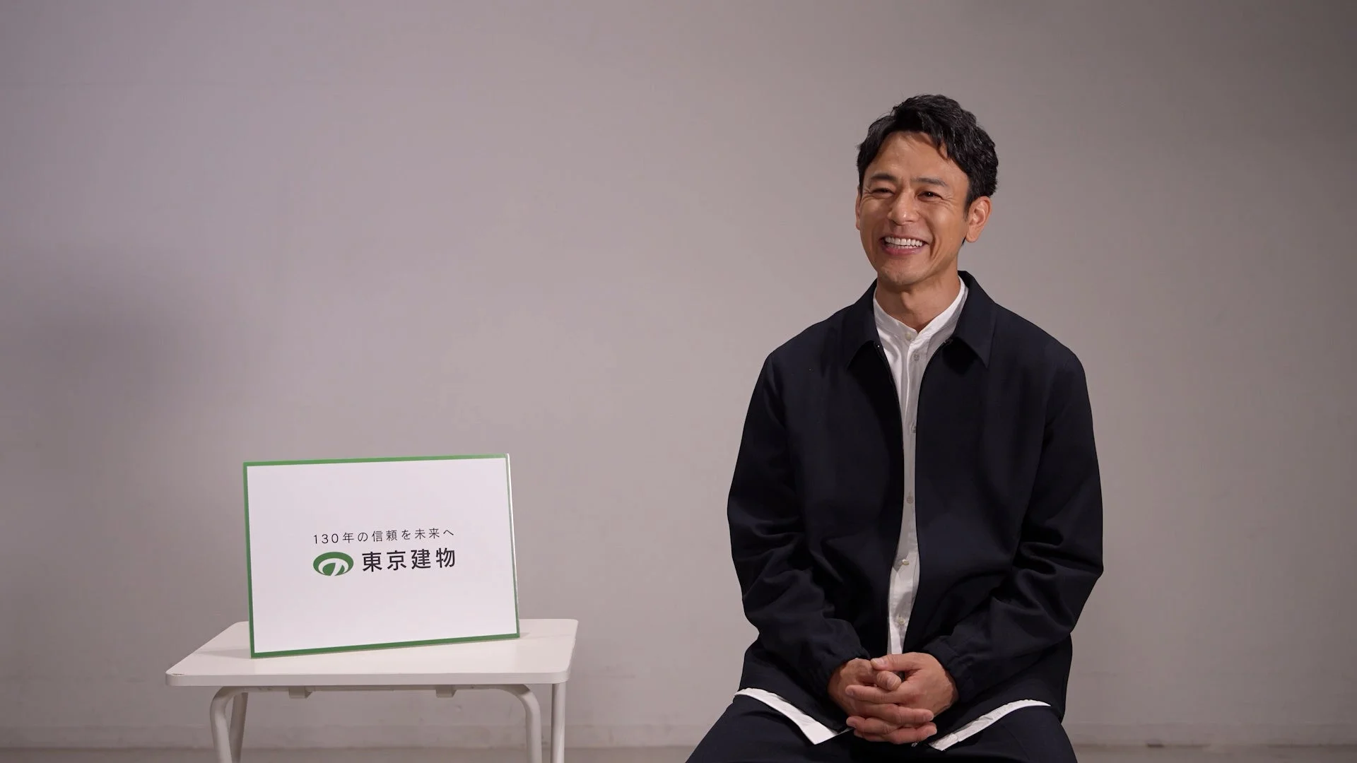 インタビューに応じる妻夫木聡さん