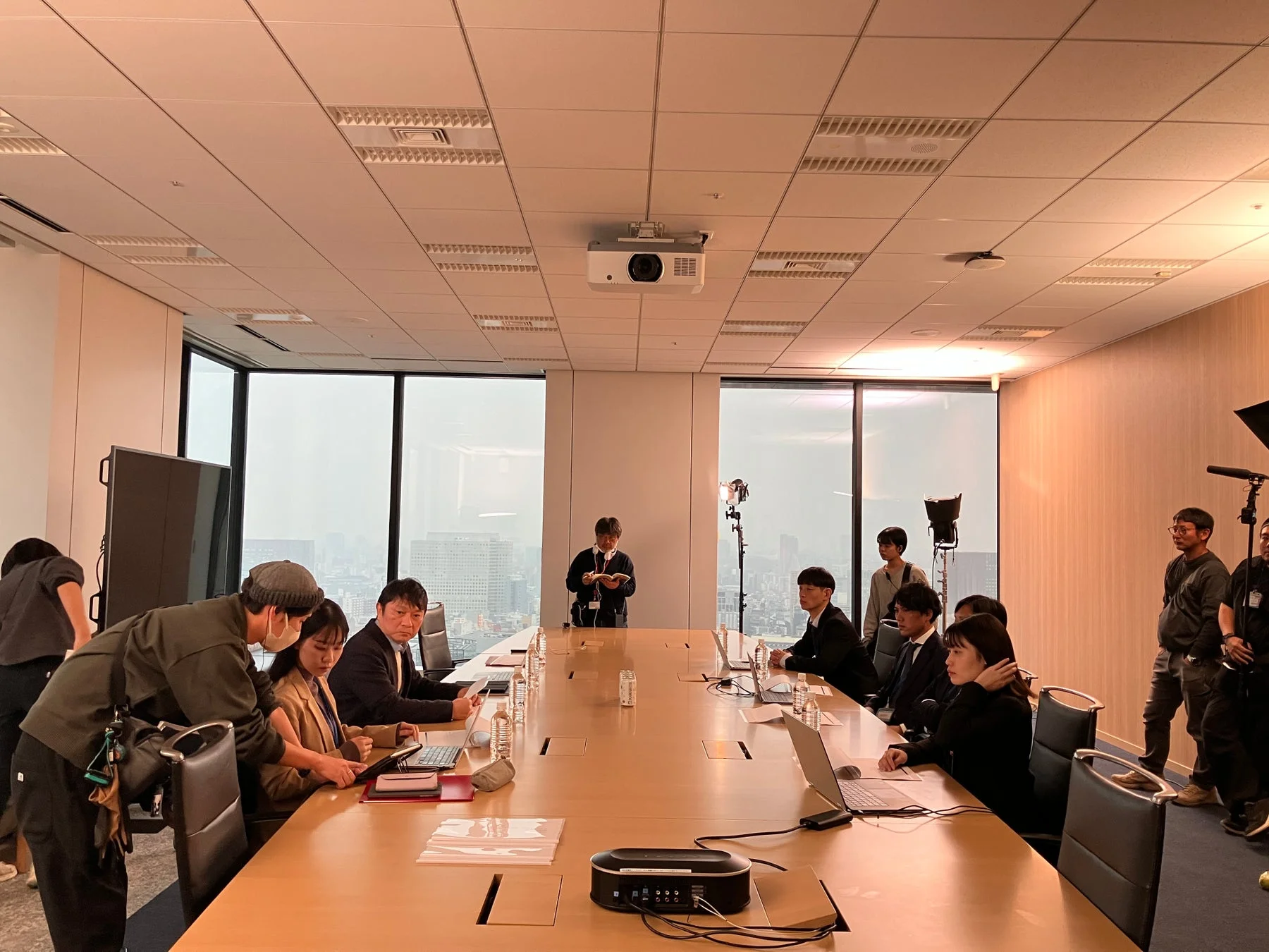 会議室での撮影風景