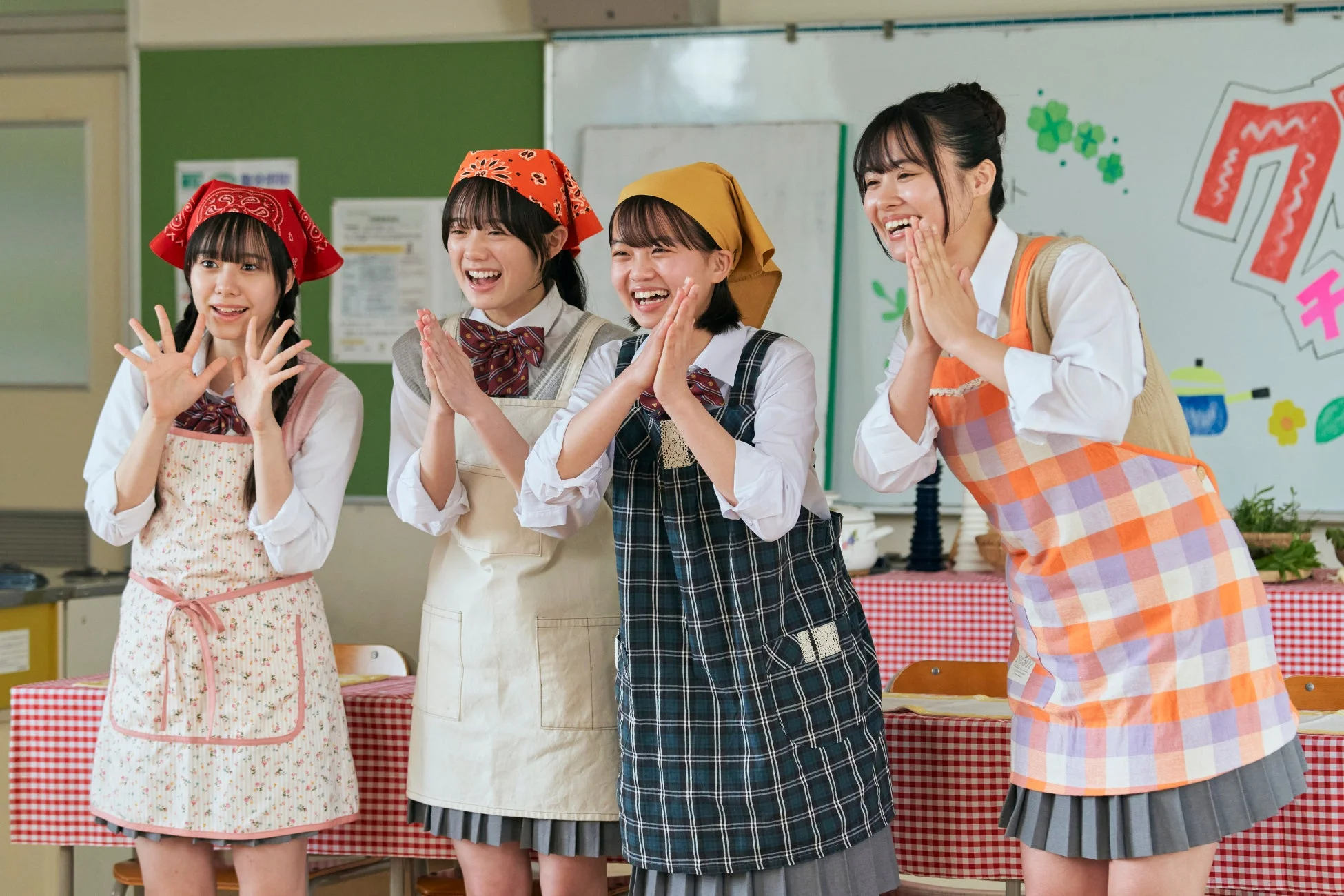 調理実習を楽しむ女子学生たち