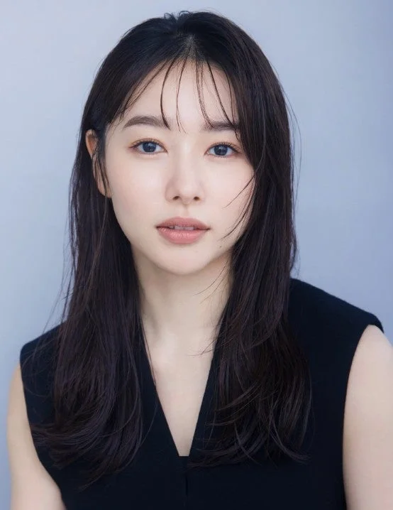 黒いノースリーブの服を着た若い女性のポートレートです