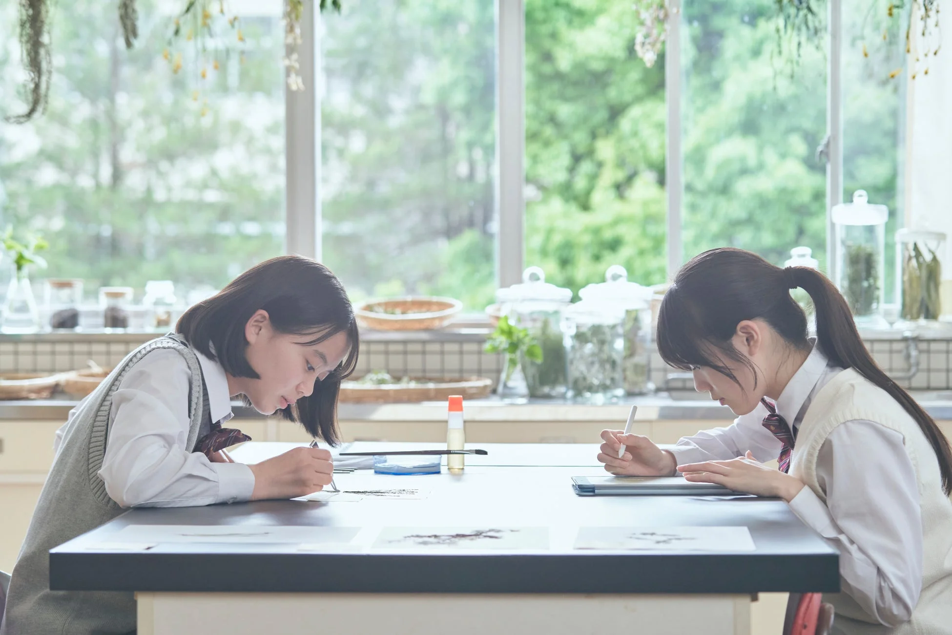 雑草を観察する女子学生