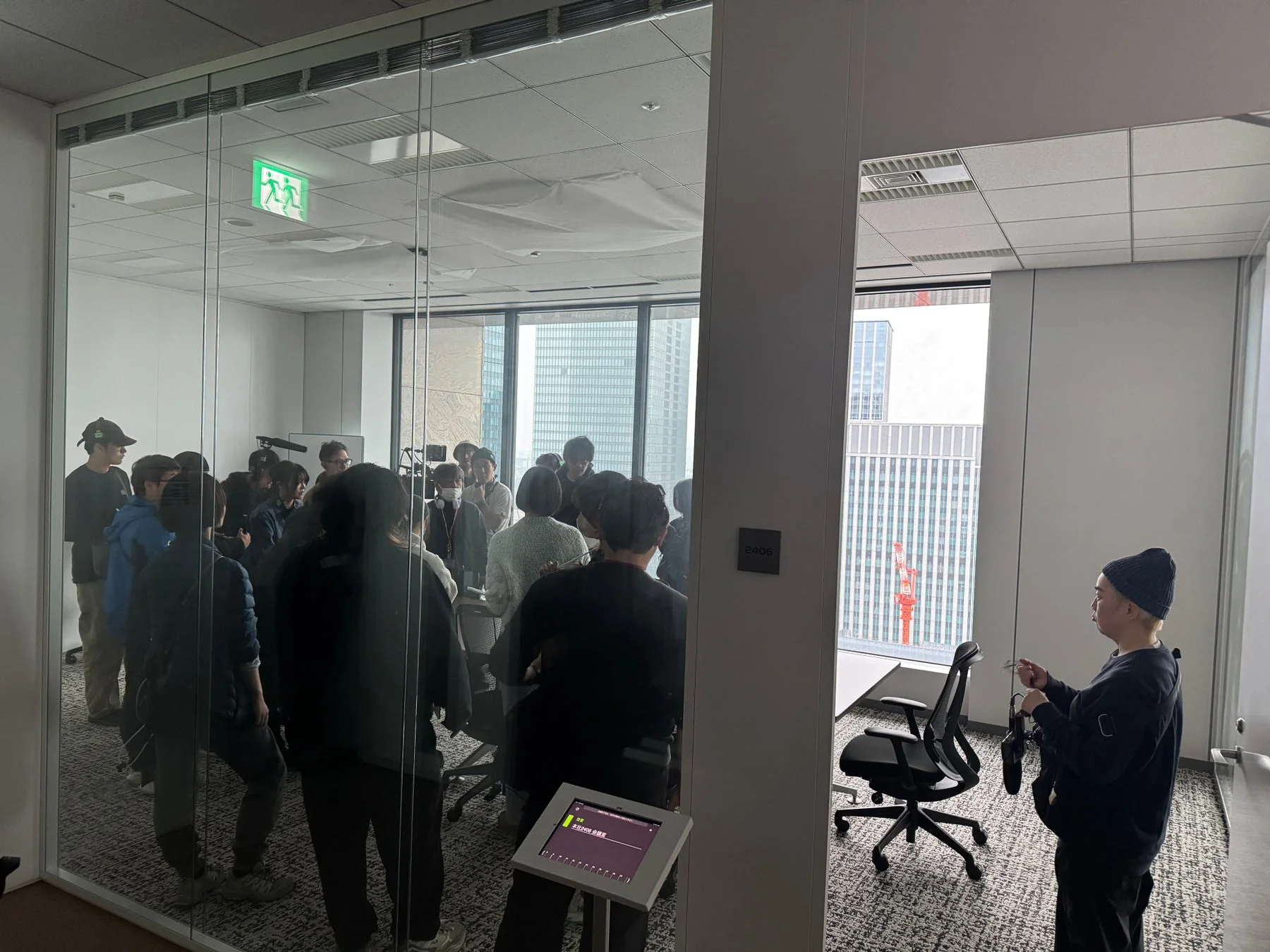 ガラス張りの会議室での撮影風景