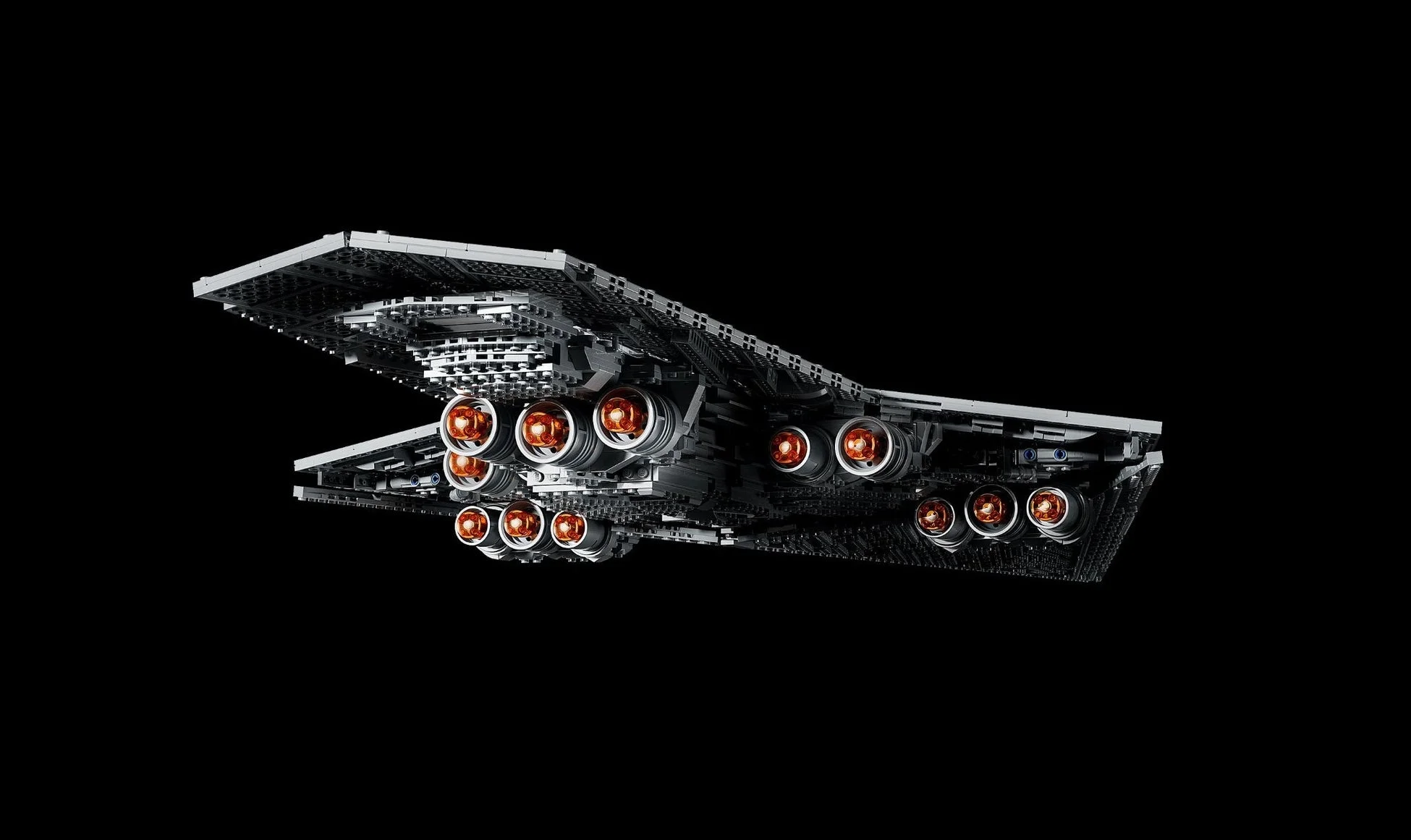 暗闇に浮かぶ精巧なレゴ製宇宙船モデル