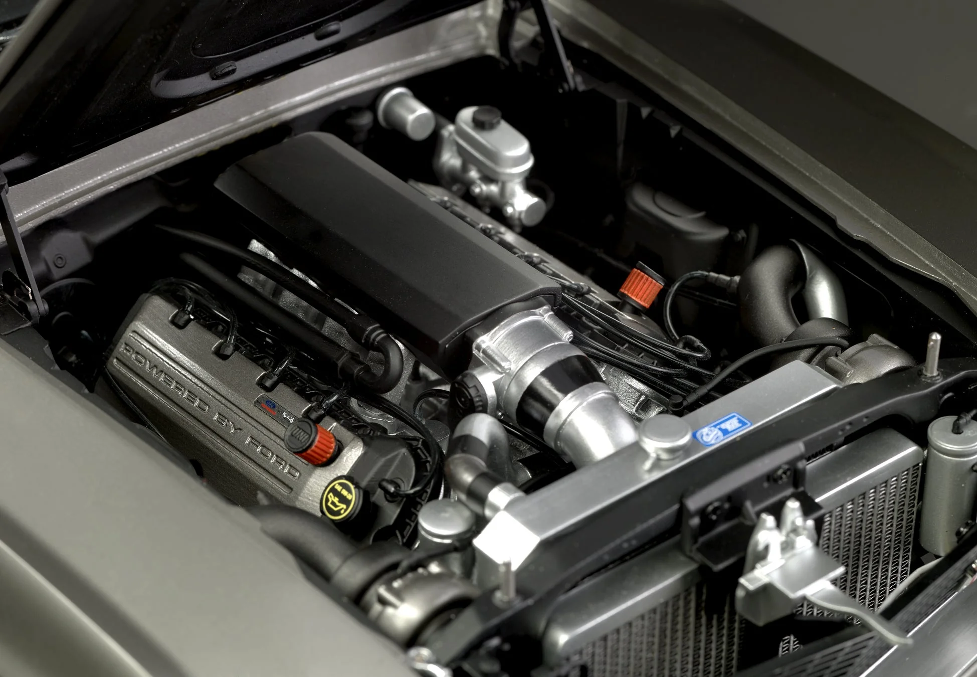 精密に再現されたV8エンジン
