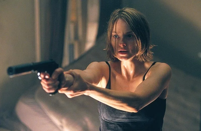 銃を構える女性