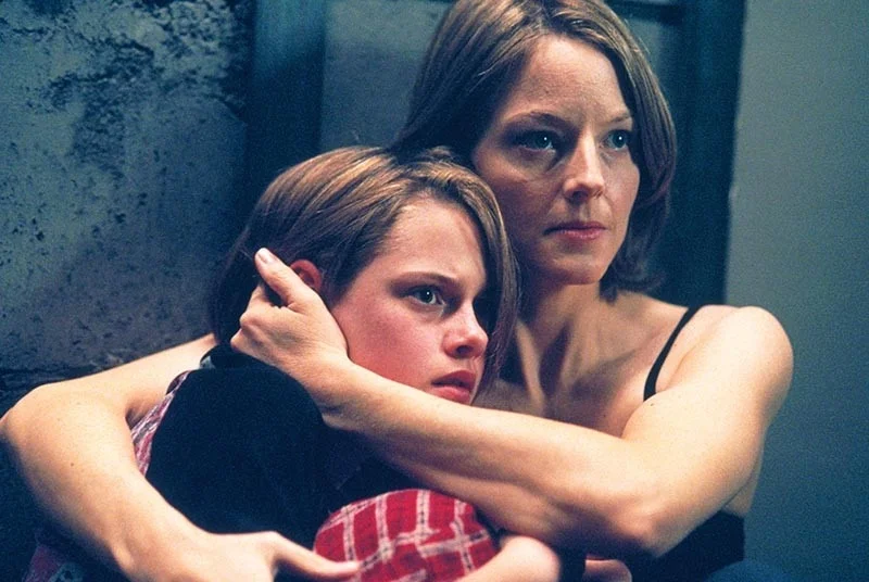 抱き合うジョディ・フォスターとクリステン・スチュワート