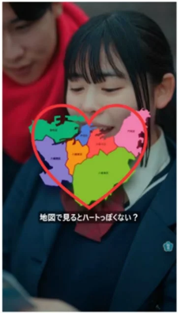 制服を着た女性の顔に、ハート型に縁取られたカラフルな地図が重ねられ、男性が後ろに写っています