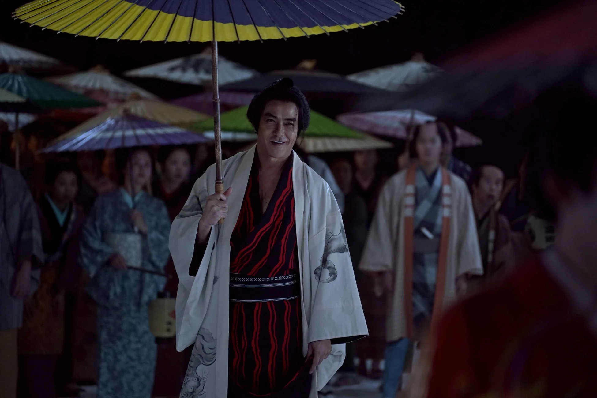 夜の祭りの人々