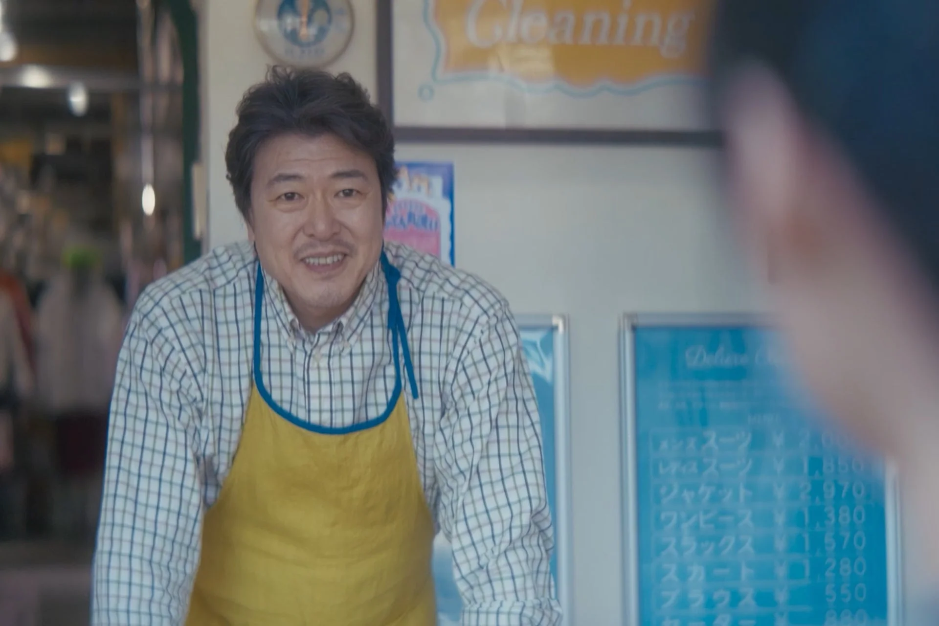 笑顔のクリーニング店員