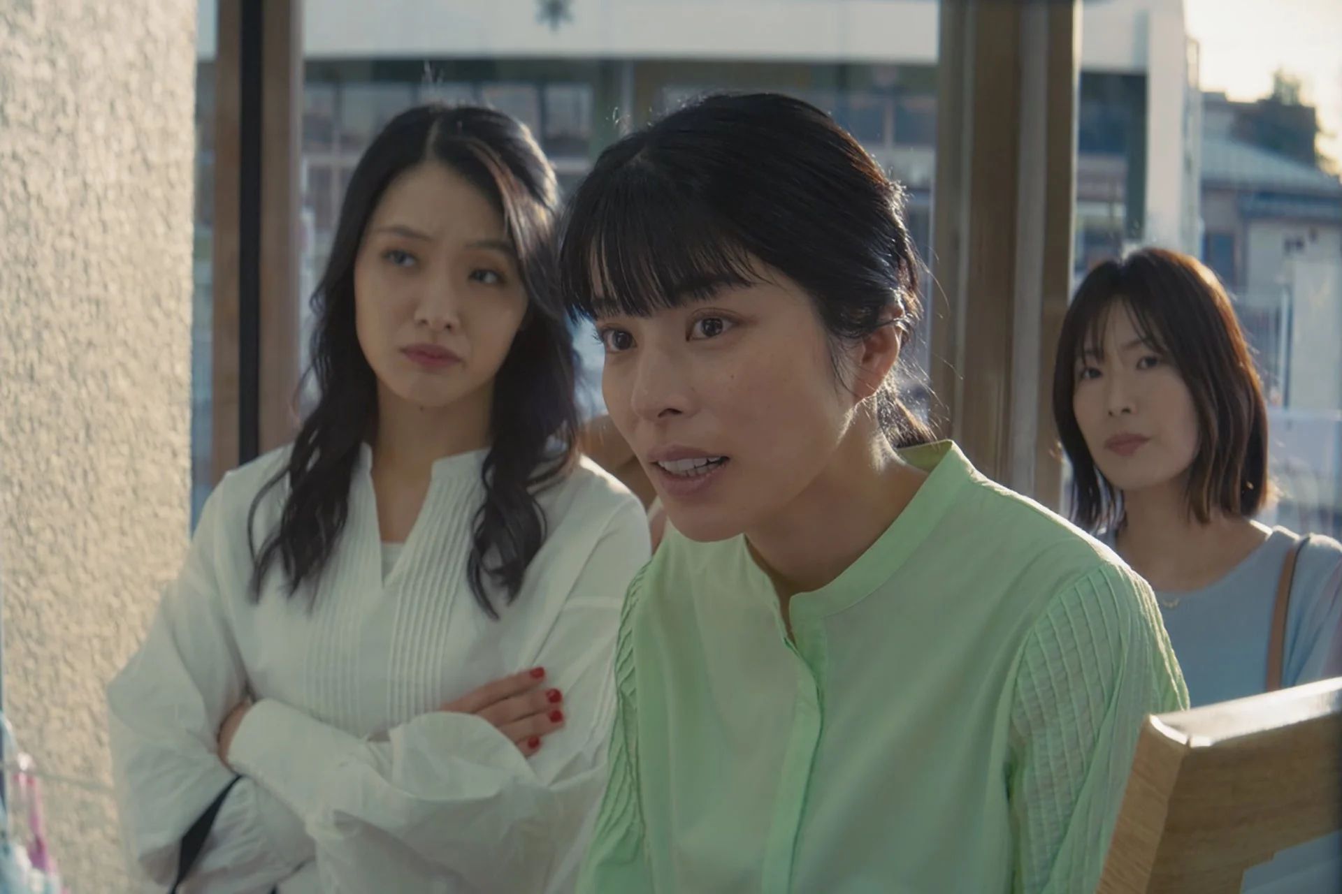 会話する三人
