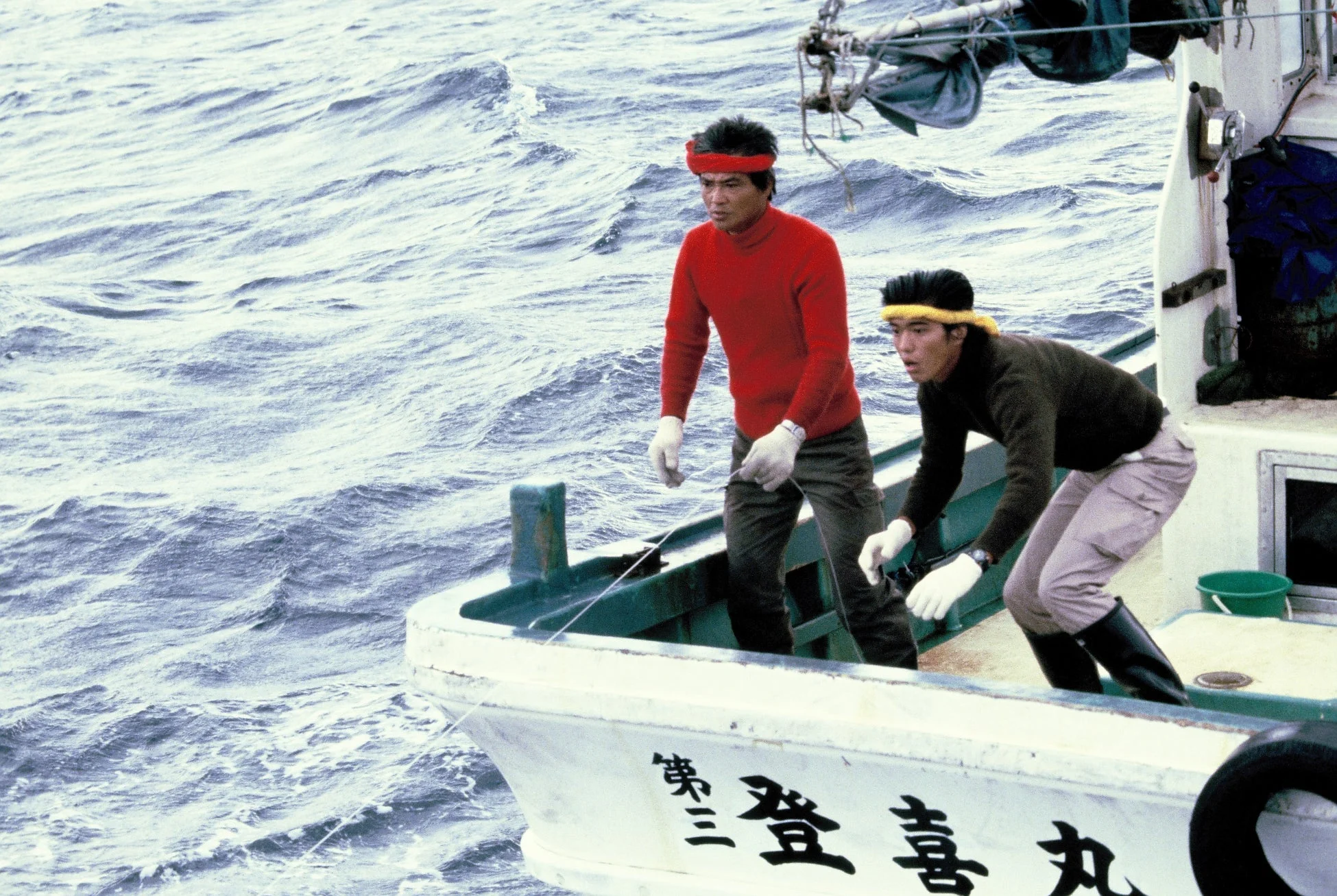 荒れた海を進む漁船「第三登喜丸」
