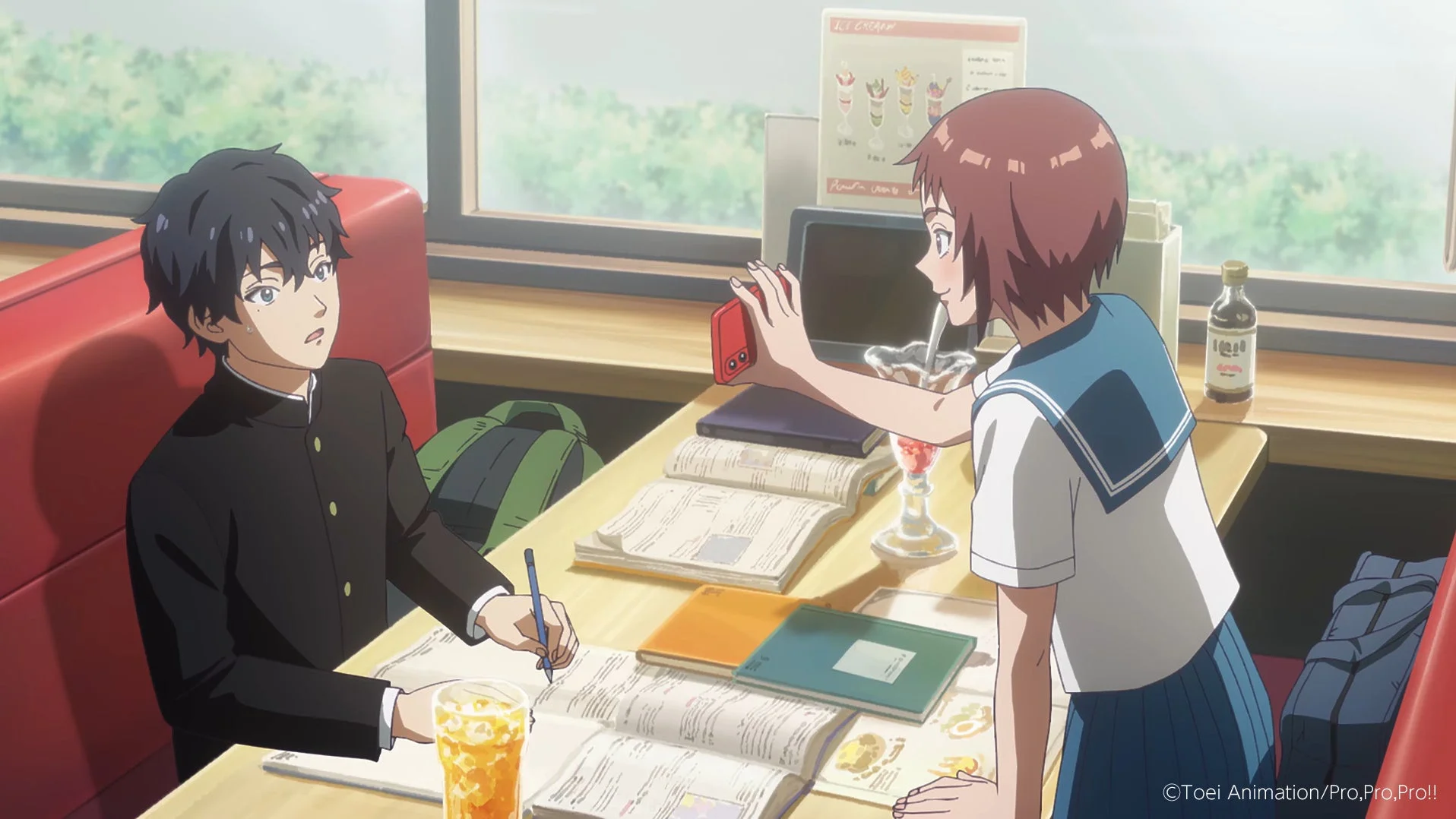 カフェでパフェを撮影する女子学生と男子学生のアニメ画像