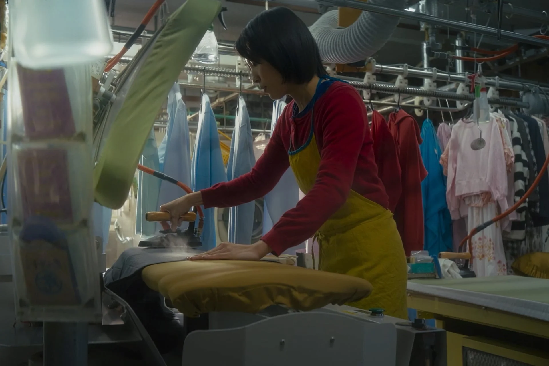 クリーニング店で作業する女性