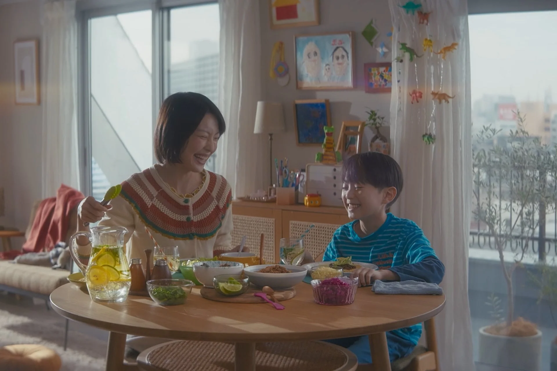 食卓を囲む親子