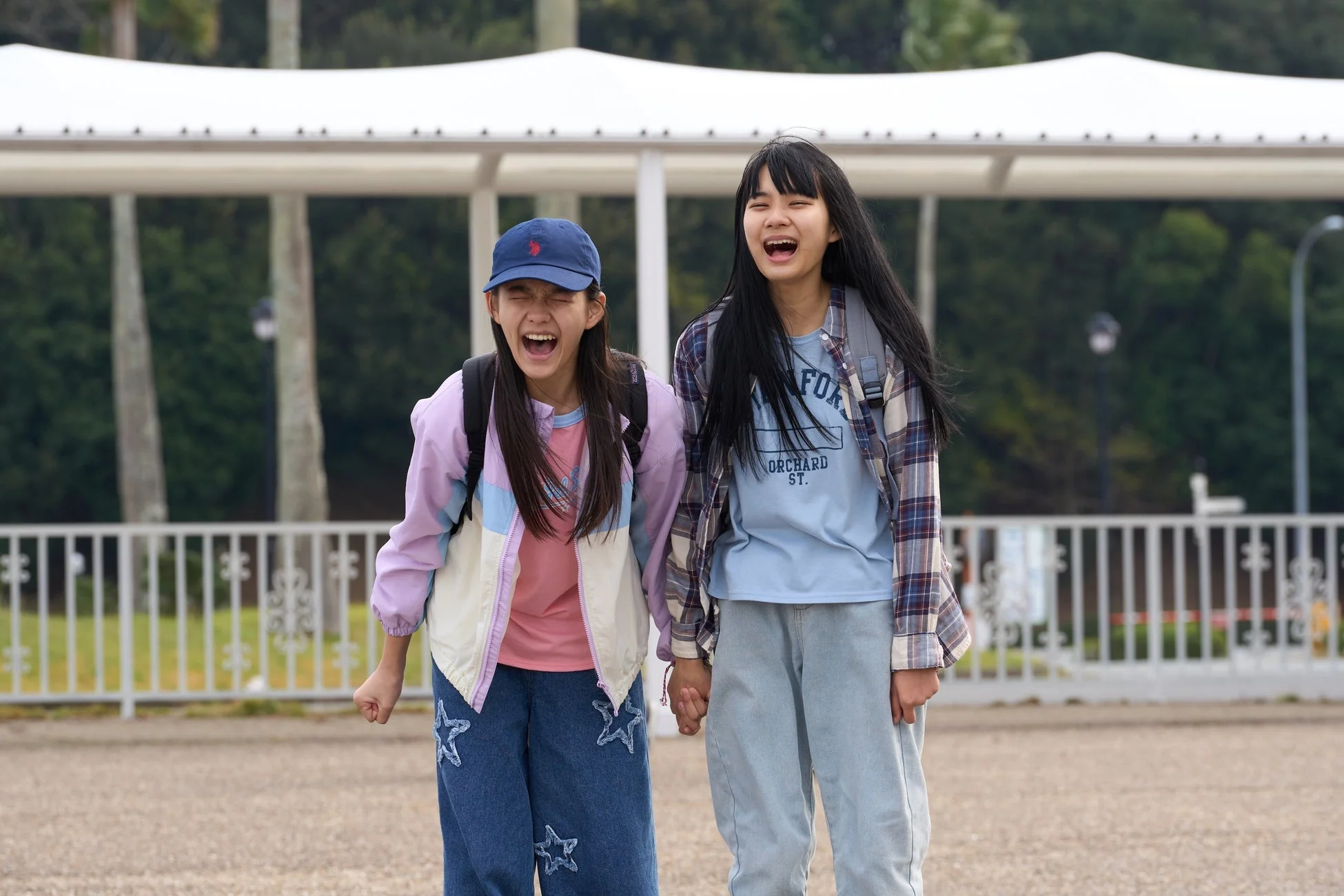 楽しそうに手をつなぐ少女たち