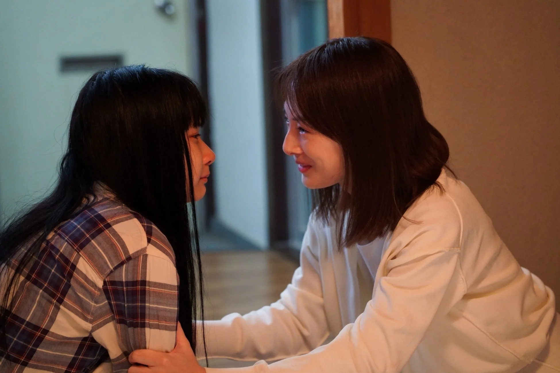 感情的な瞬間を共有する女性たち