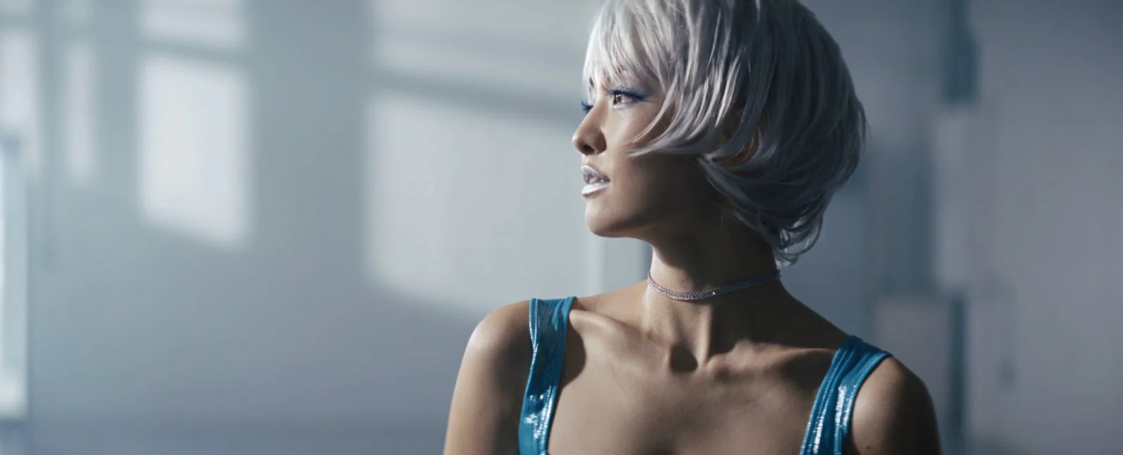 白いショートヘアの女性
