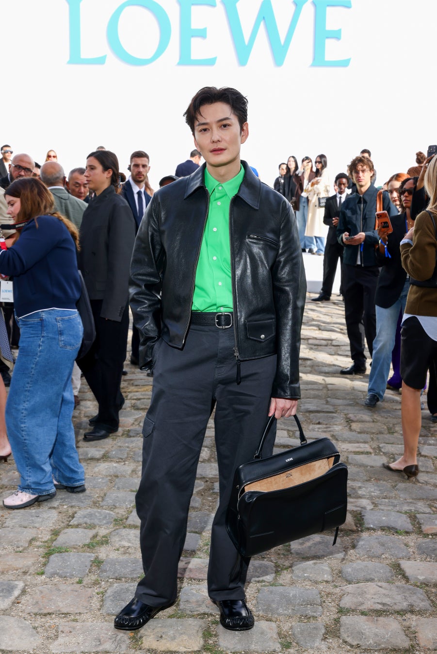ロエベ 2027春夏ショーにブランド アンバサダーの岡田将生をはじめ、ソン・ガン、KATSEYEのララとメーガン、ティム・バートン監督ら各界から多彩なゲストが来場